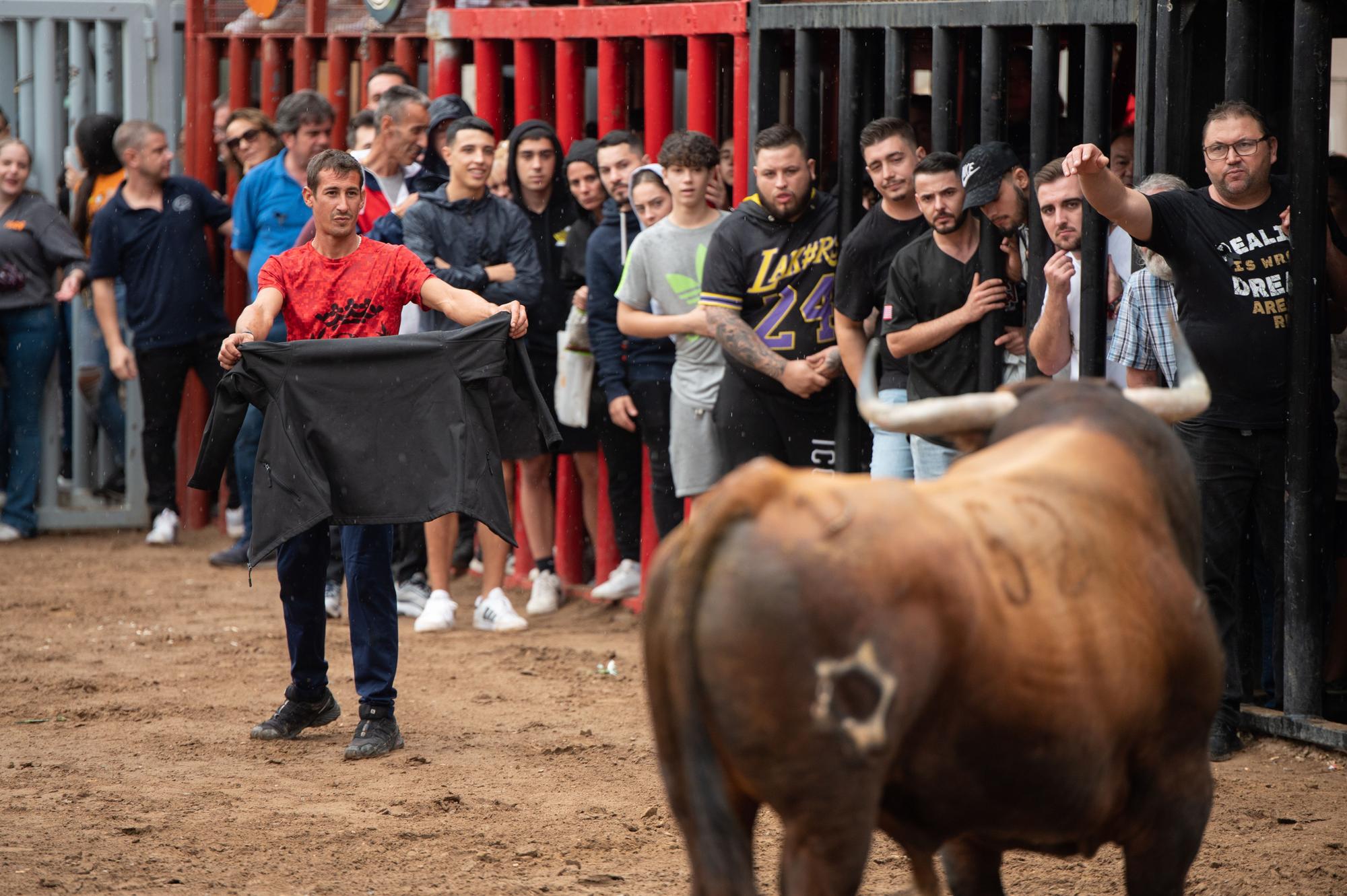 Las fotos de una tarde taurina de Almassora de luto y pasada por agua