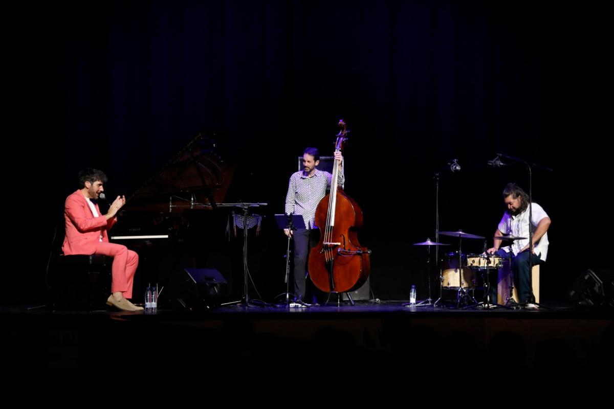 Álex Conde, Pablo Martín Caminero y Bandolero, en un momento del concierto