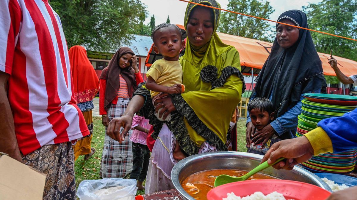 Un barco con casi 200 rohingyas desembarca en la costa de Indonesia