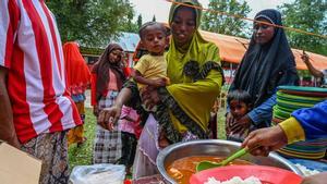 Un barco con casi 200 rohingyas desembarca en la costa de Indonesia