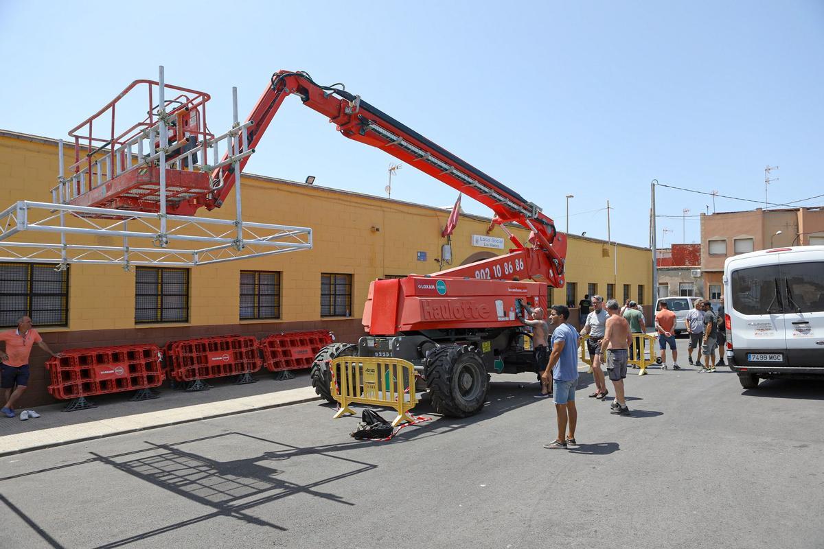 Una de las grúas que se utilizará para el rodaje de 'Venom', en el barrio cartagenero de Los Mateos.