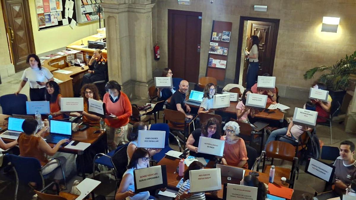 Protesta de treballadors del Consell Comarcal de l'Alt Empordà a l'entrada de l'edifici.