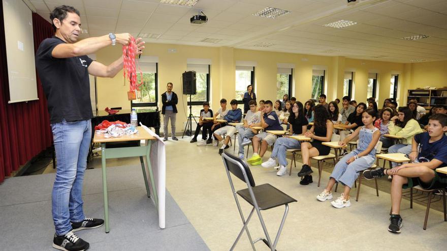 Mario López imparte una charla en el colegio de Lourdes