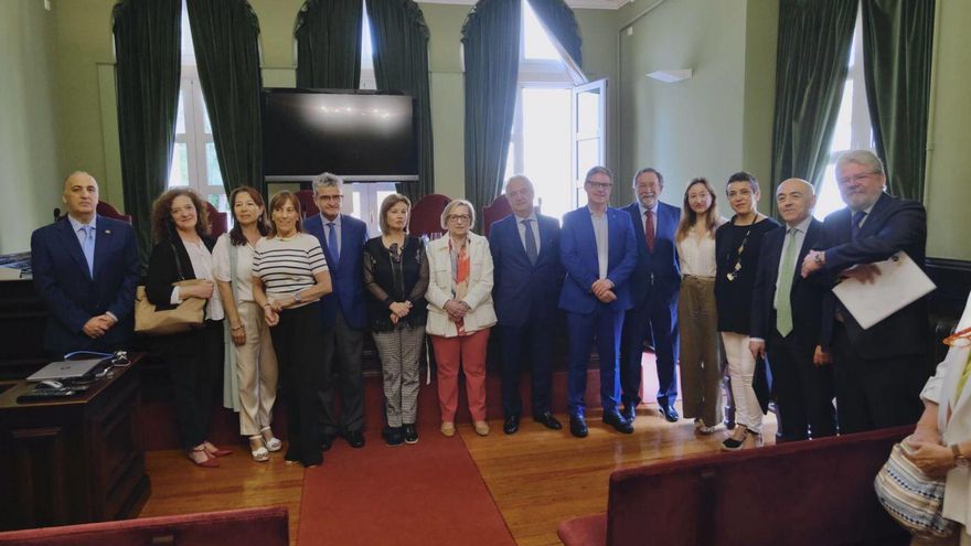 De izquierda a derecha, Javier Gómez Mendoza, Encarnación Losa Pérez-Curiel, Carmen de la Rosa, Casilda Sabín, José Antonio Soto-Jove, Esther Fernández, María Isabel Valdés-Solís, Jesús María Chamorro, Enrique Rodríguez Nuño, Luis Carlos Albo, Rosa María Fernández Pérez, Jesusa Crespo, José Luis Fernández Lozano y Eladio Rico García, en el salón de actos del Colegio Notarial de Asturias en Oviedo. | David Cabo