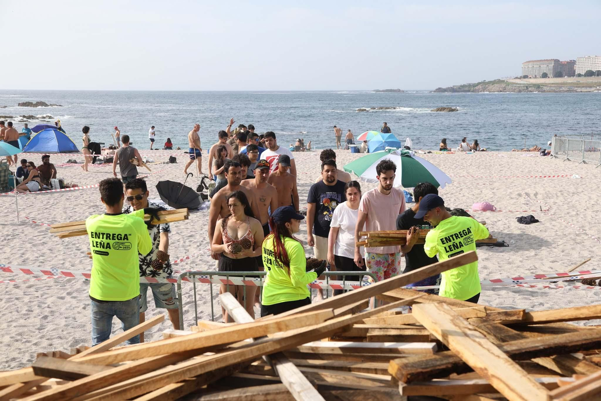 Reparto de madera y primeras hogueras en las playas de Orzán y Riazor