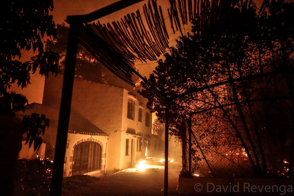 Desalojan a centenares de personas en Xàbia por un incendio que avanza sin control