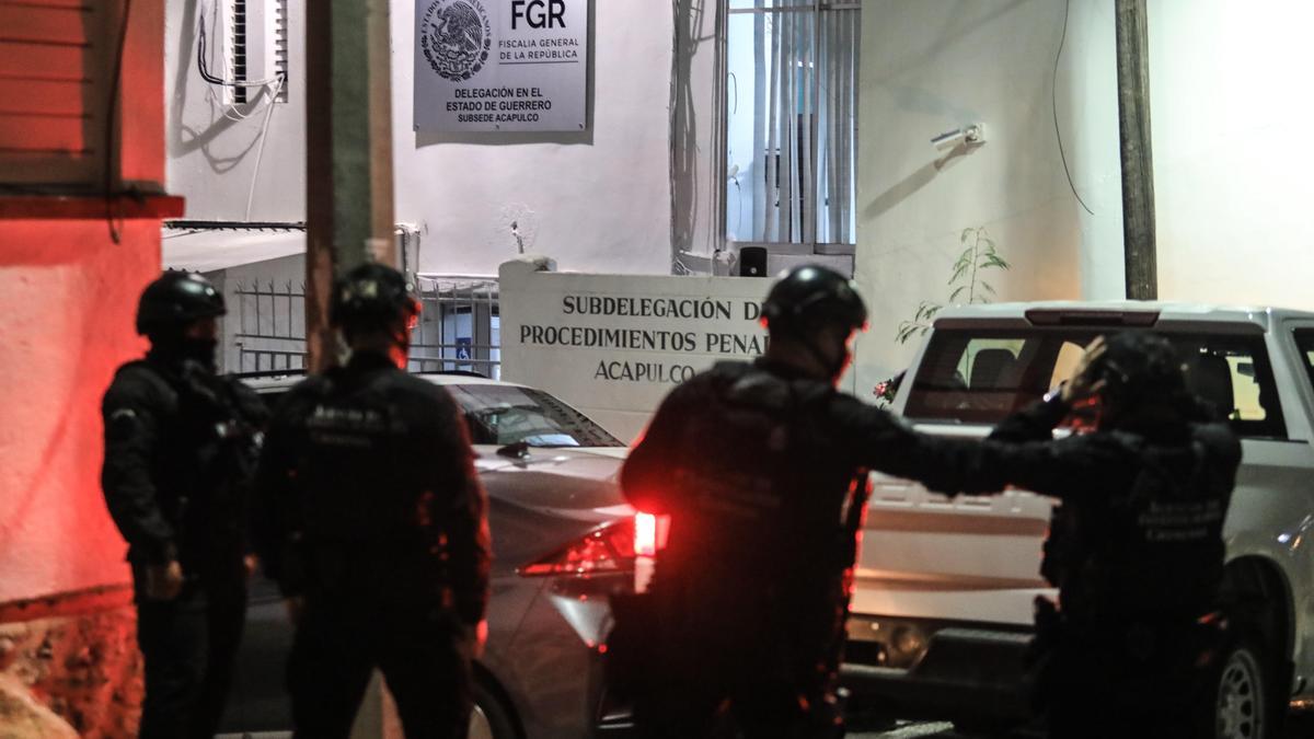 El exgobernador de Puebla Mario Marín es llevado a las oficinas de la Fiscalía General de la República en Acapulco, tras ser detenido.