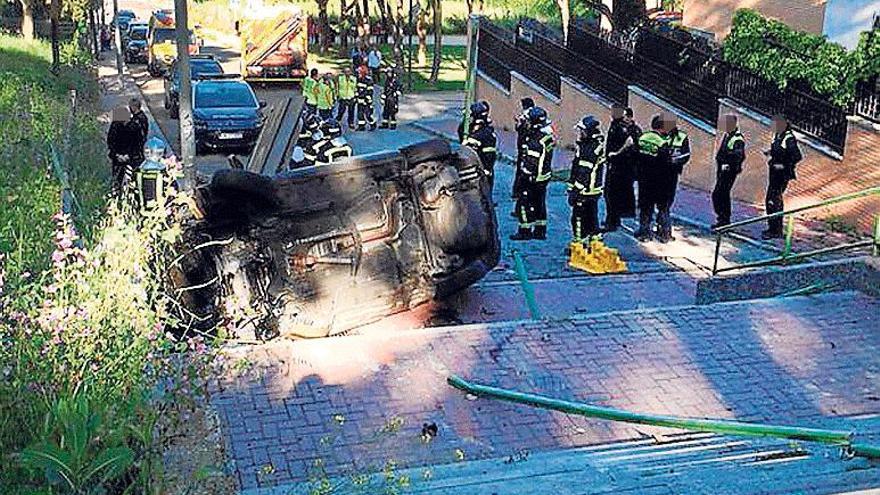 Imagen del coche accidentado con la Policía Local y los Bomberos.