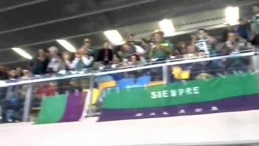 La afición del Unicaja canta el himno en la grada del Gran Canaria Arena