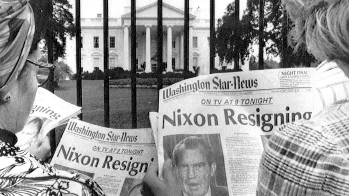 Titulares sobre la dimisión de Richard Nixon, tras el 'caso Watergate', en 1974.