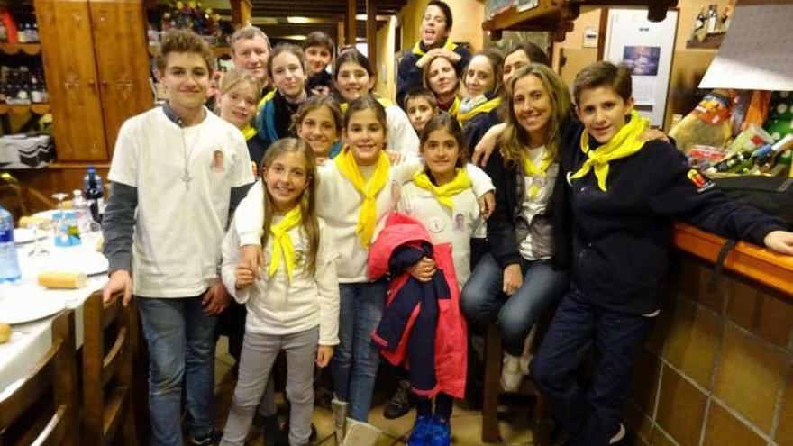 Miembros del colegio privado Highlands School Los Fresnos de Madrid participan en la Semana Santa de Infiesto.