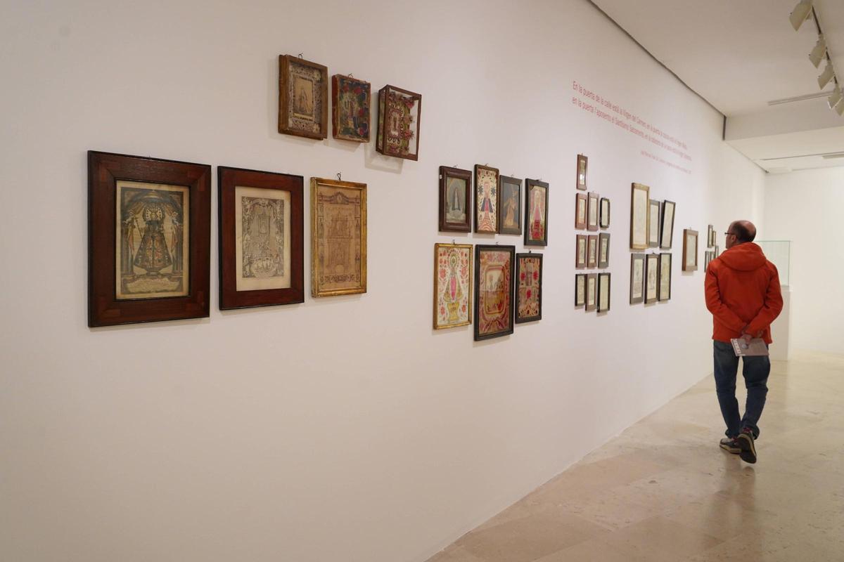 Un visitante en la muestra temporal.