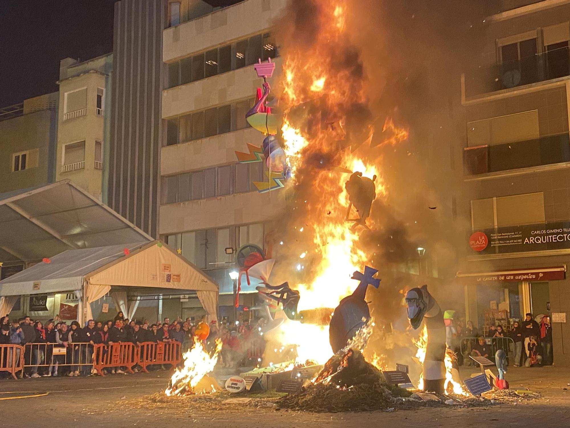 Galería I Fallas Benicarló: La comisión El Campanar cierra ciclo josefino con la 'cremà'