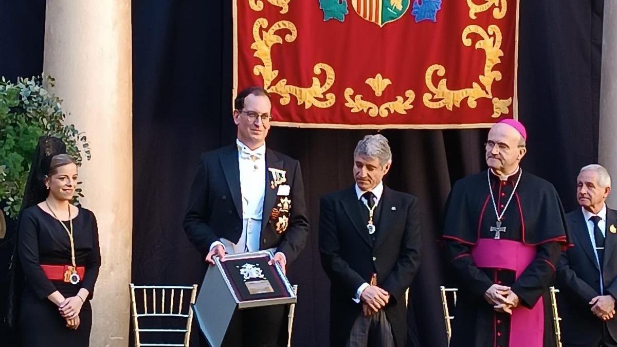 Un Caballero Cubierto con la «oriolanía» por bandera