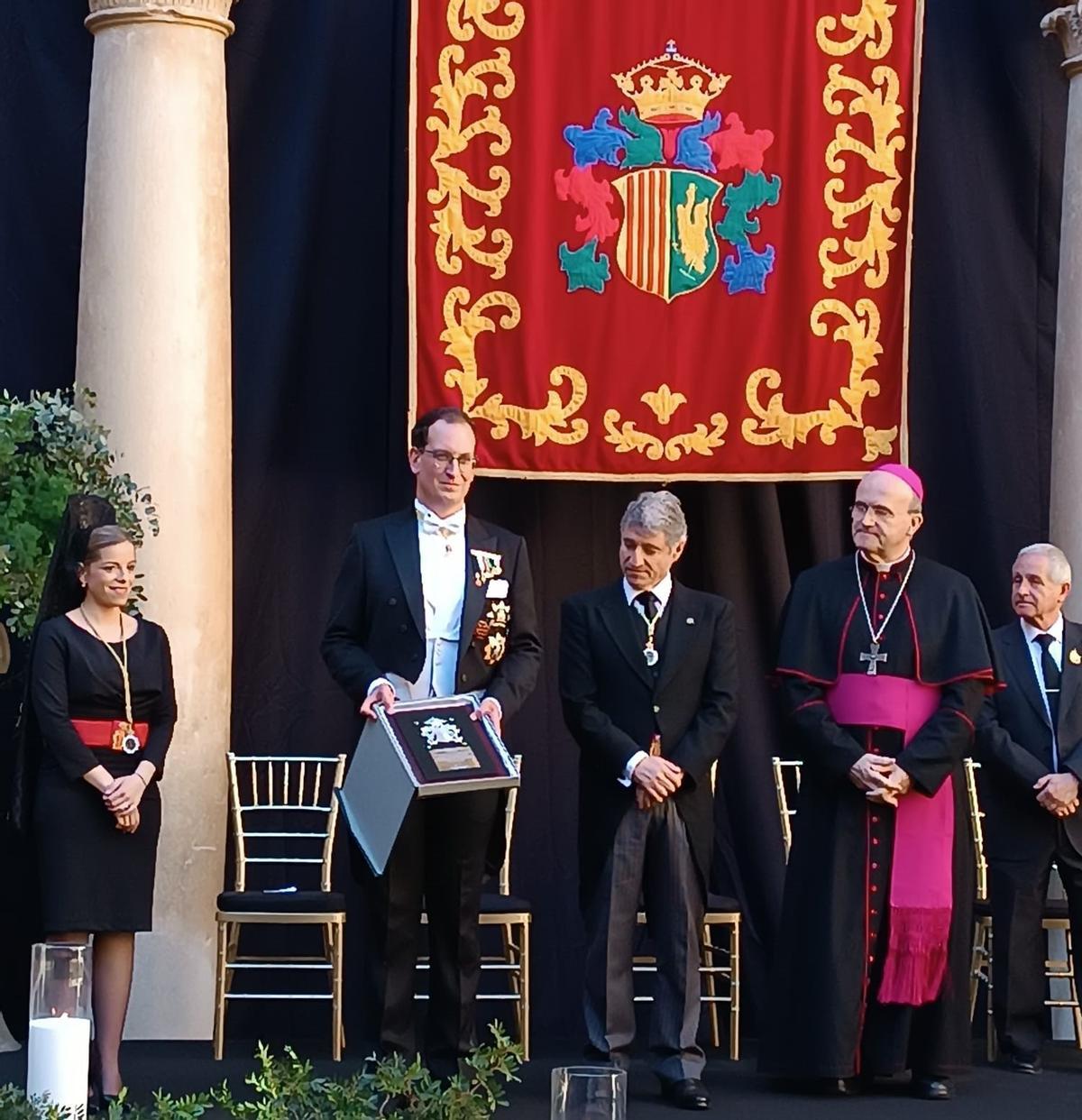 El Caballero Cubierto recibe una placa de su cargo y la insignia de la ciudad en el claustro de la Universidad histórica