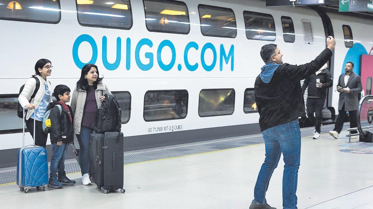 Un tren de alta velocidad de la compaía Ouigo, en la estación de Sants de Barcelona, en febrero.