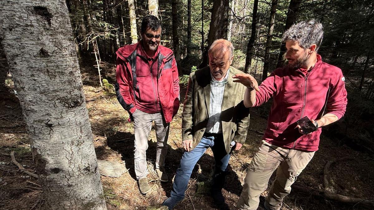 El vicepresident del Patronat, Juan Antonio Serrano i el director del Parc Nacional d'Aigüestortes, Lluís Florit, coneixent el funcionament d'un ecocomptador instal·lat al Parc Nacional.