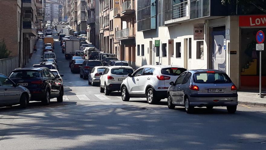 Les obres per asfaltar la carretera del Pont generen cues de trànsit a tot l&#039;entorn