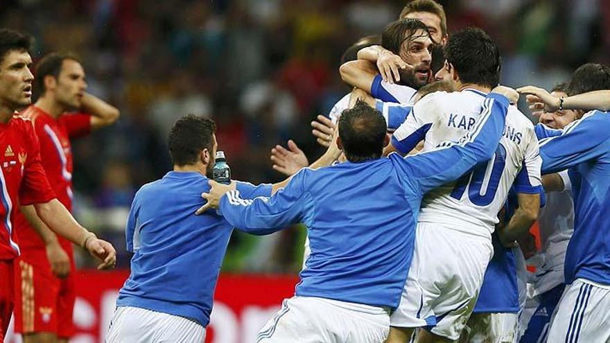 Los jugadores de Grecia celebran el pase.