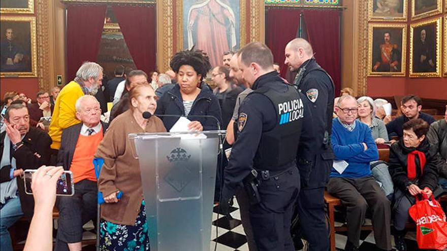 La Policía desaloja del pleno a una anciana que será desahuciada en febrero