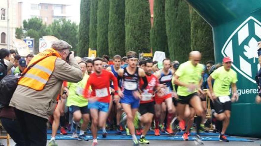 Una imatge de la sortida de la Mitja Marató de Figueres de l&#039;any passat, en la primera edició.