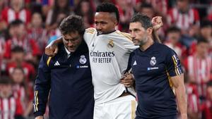 Éder Militao se retira lesionado de San Mamés, ayudado por los médicos del Real Madrid.