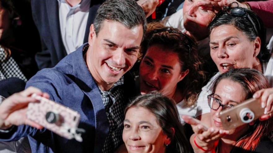 Spaniens Premier Pedro Sánchez nimmt auf Mallorca ein Bad in der Menge.