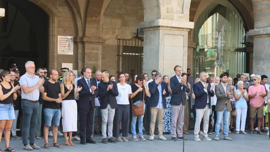 Manresa reclama justícia per Carles Vilajosana amb un minut de silenci multitudinari: "La societat ha fallat  quan menors són capaços de cometre assassinats"
