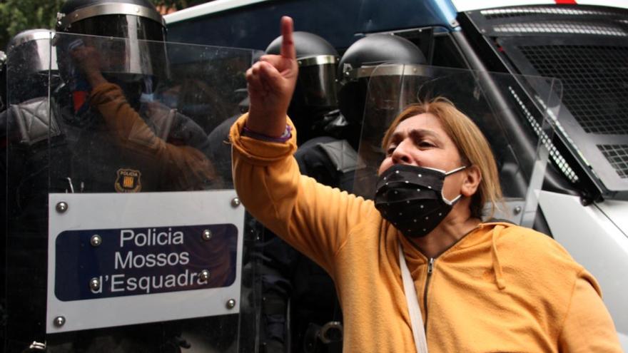 Una manifestant davant els Mossos d&#039;Esquadra protestant per un desnonament a Barcelona