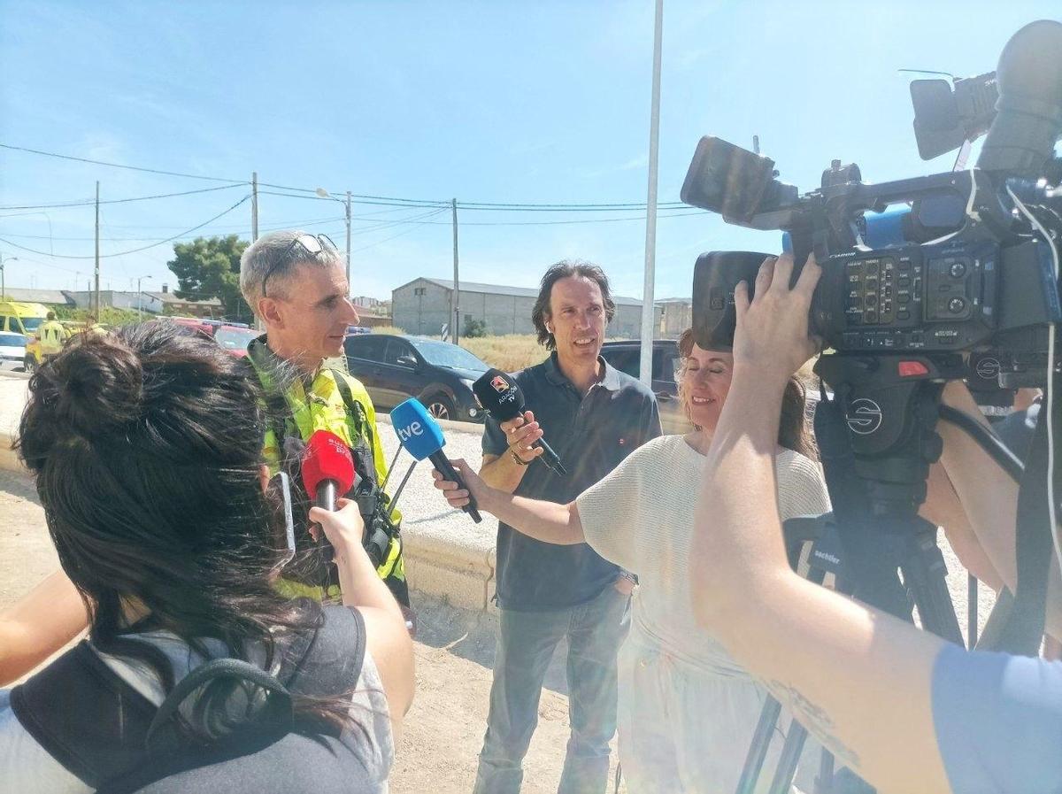 Ángel Gari, técnico en Extinción, atiende a los medios en Leciñena.