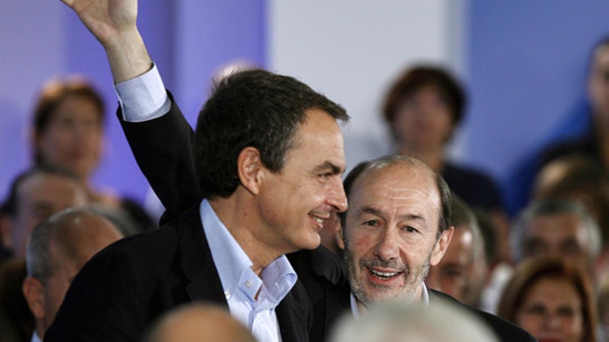 Zapatero y Rubalcaba a su llegada al comité federal del PSOE.