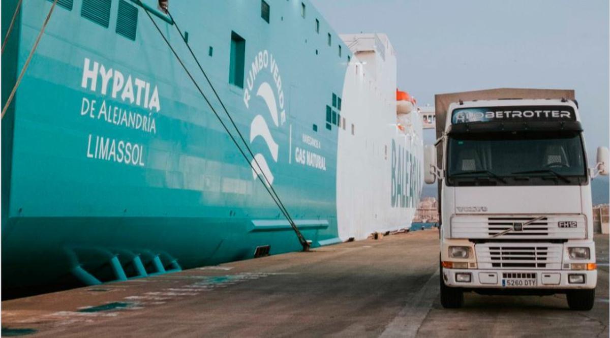 Teure Notwendigkeit: ein Lkw vor einer Fähre am Hafen von Palma.