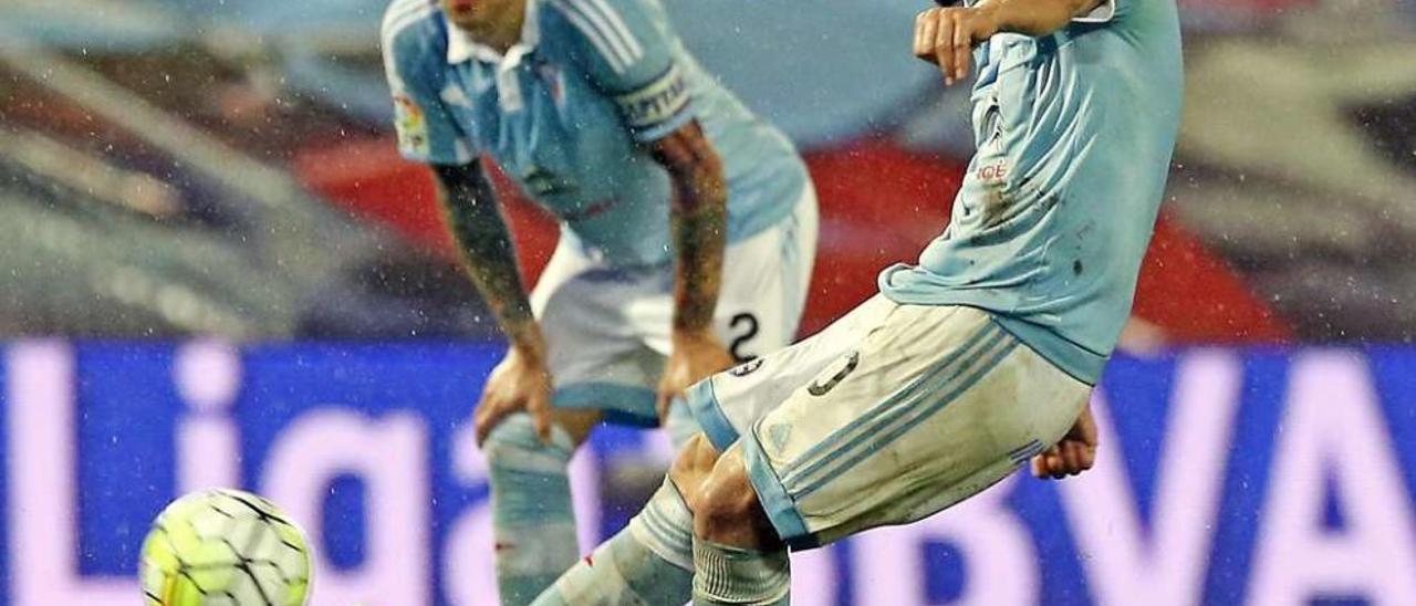 Nolito lanza una falta contra el Deportivo en presencia de Hugo Mallo. // Marta G. Brea