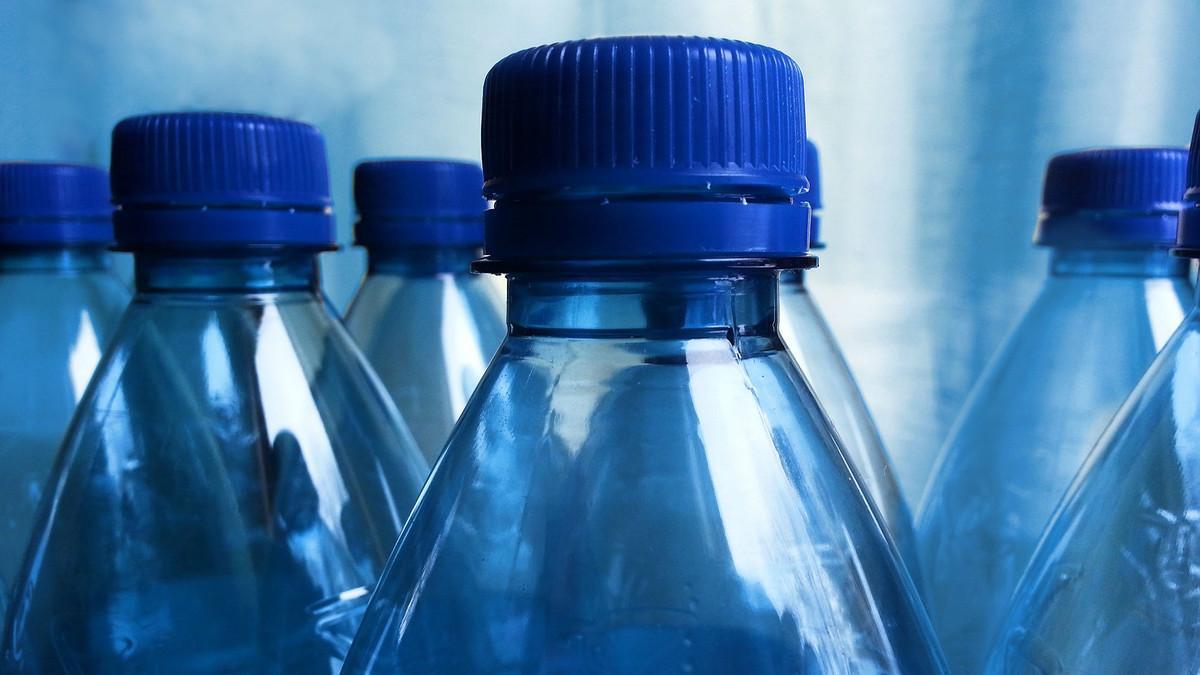 Una botella de agua puede contener hasta 240.000 fragmentos de  microplásticos - El Periódico de España