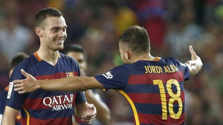 Jordi Alba, de espaldas, felicita a Vermaelen por su gol.