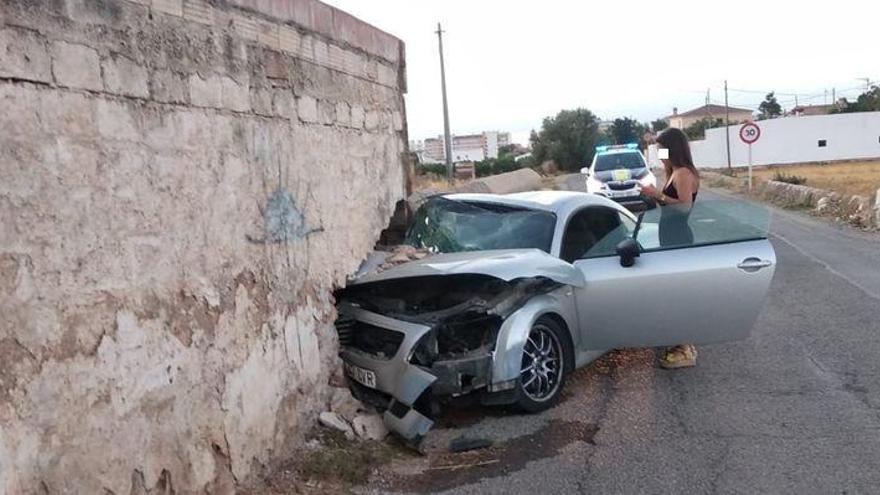 Una joven ebria y sin carnet empotra un vehículo de alta gama contra un muro en Peñíscola