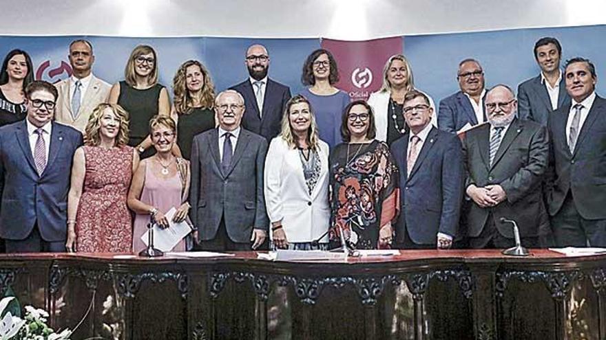 La Junta del Colegio de Médicos de Balears junto a la consellera Gómez (c), ayer en la toma de posesión.