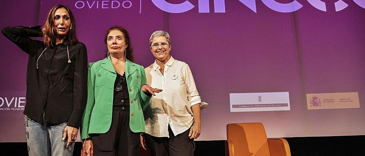 De izquierda a derecha, María Barranco, Chus Gutiérrez y la periodista Eva Orúe, durante la conferencia. | Irma Collín