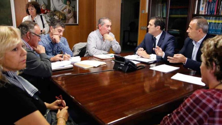 Representantes de la Junta y de los sindicatos agrarios durante la reunión celebrada ayer en la Delegación Territorial.