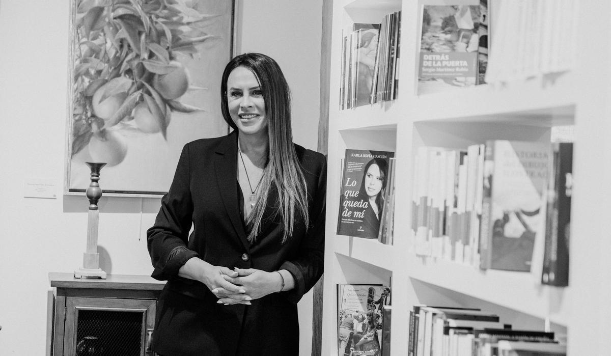 Karla García Gascón, fotografiada en la sede de la editorial Almuzara.