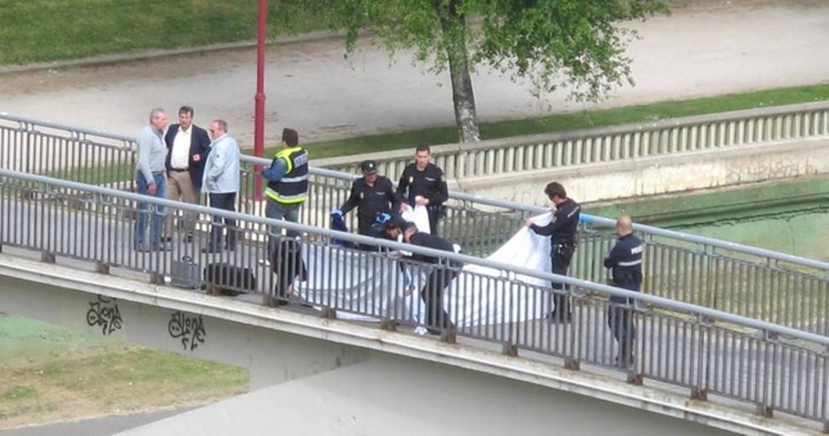 El cadàver d’Isabel Carrasco sobre la passarel·la del riu, on la presidenta de la Diputació ha estat assassinada aquesta tarda.