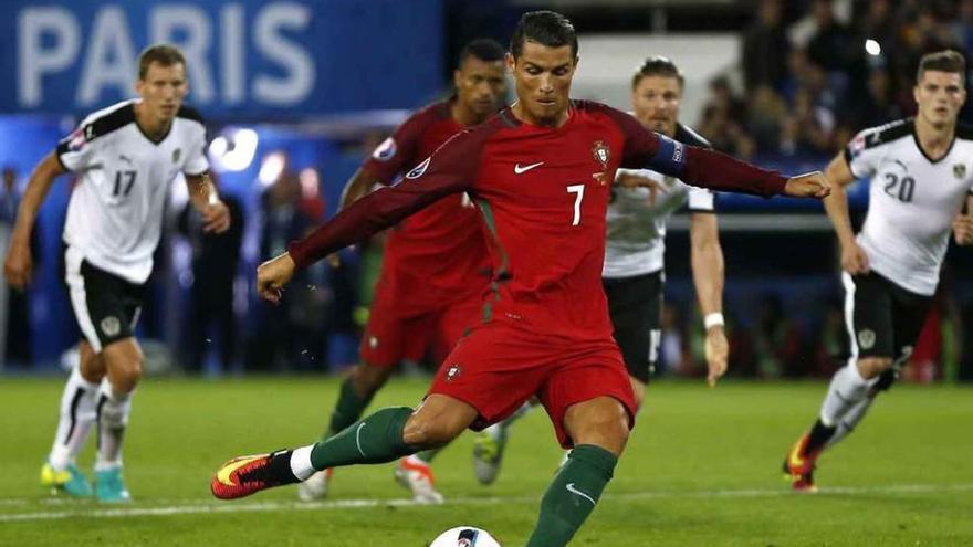 Ronaldo se dispone a lanzar el penalti.