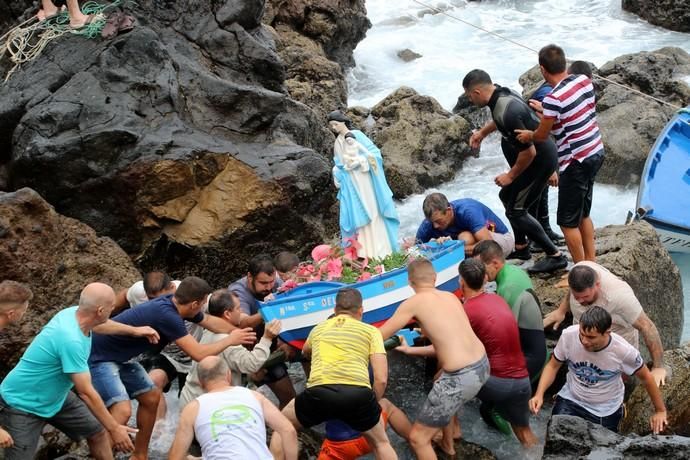 Cae al mar la Virgen de Caleta de Arriba