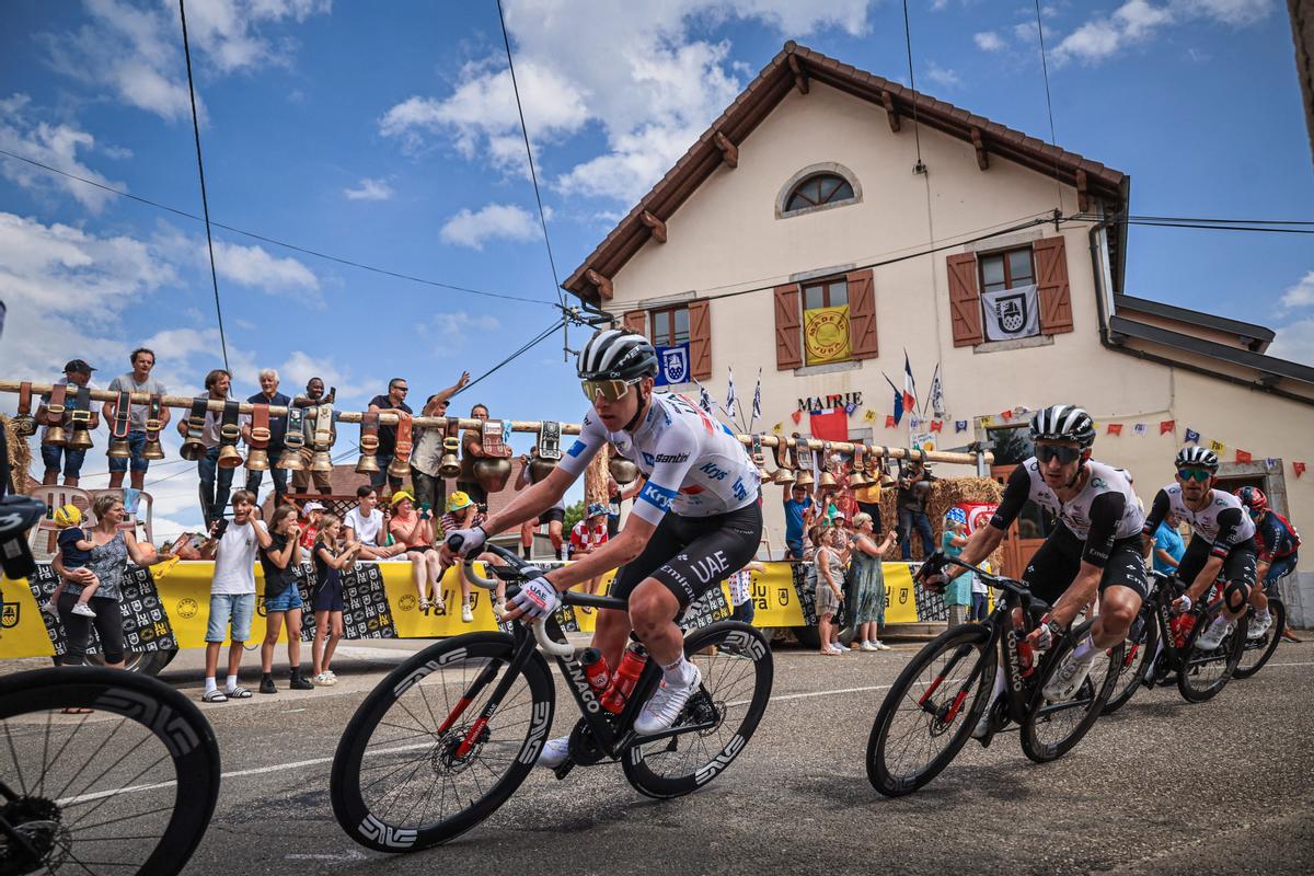 Poligny (France), 21/07/2023.- Slovenian rider Tadej Pogacar (C) and teammates of team UAE Team Emirates in action during the 19th stage of the Tour de France 2023, a 173kms race from Moirans-en-Montagne to Poligny, France, 21 July 2023. (Ciclismo, Francia, Eslovenia) EFE/EPA/CHRISTOPHE PETIT TESSON