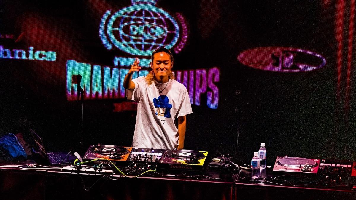DJ durante una actuación