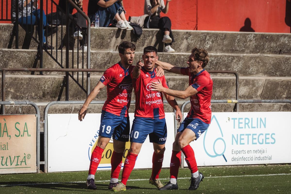 Rubén Enri celebra el seu gol contra el Barbastre amb Salvans i Marcillo.