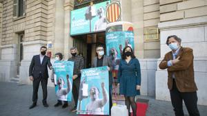 Los responsables de esta exposición, en la entrada del Palau Robert.