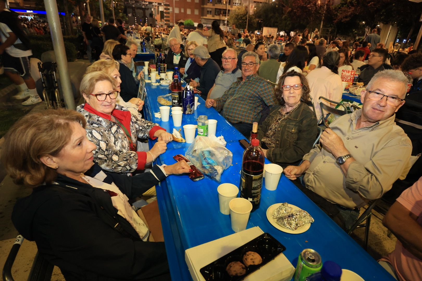 Búscate en la galería de fotos del 'sopar de pa i porta' en las fiestas de Almassora