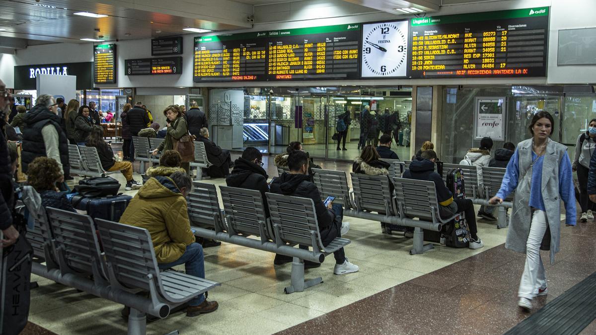 Pasajeros esperando la salida de su AVE hacia Alicante en la estación de Chamartín