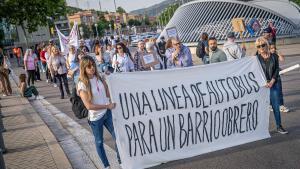 Manifestación de vecinos de Torre Baró contra el bus a demanda y para reclamar una línea regular en la cara sur del barrio.
